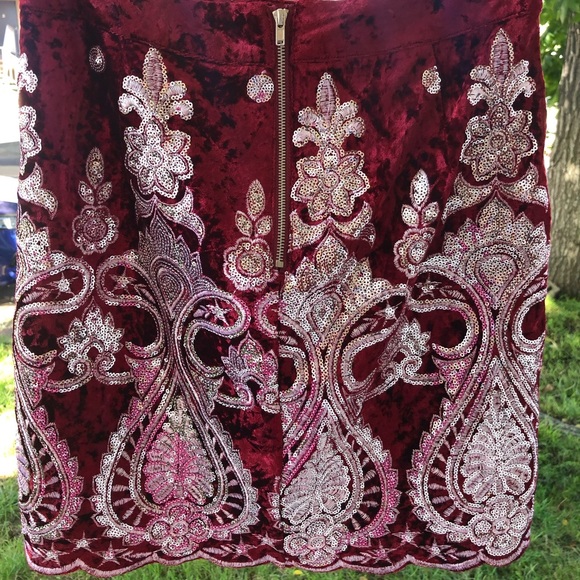 Burgundy velvet mini skirt with silver sequins - Picture 4 of 6